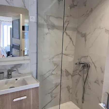 2 Pièces Idéalement Situé 5 Min De La à Pied *