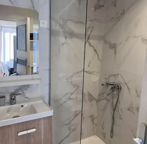 2 Pièces Idéalement Situé 5 Min De La à Pied *